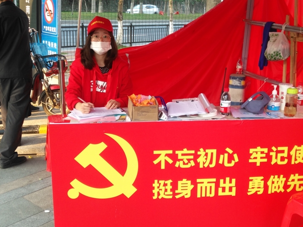 D:\Backup\桌面\新闻\20200227yl6809永利官网学子积极参与疫情防控志愿服务工作\学生干部黄舒婷参与疫情防控志愿服务（发文稿）.jpg